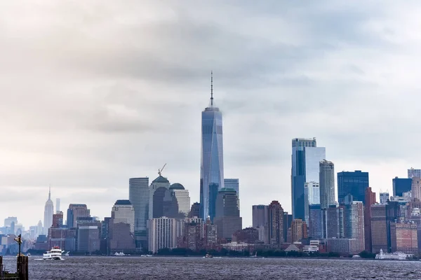 Городской пейзаж финансового района Манхэттена с острова Свободы, в туманный день . — стоковое фото