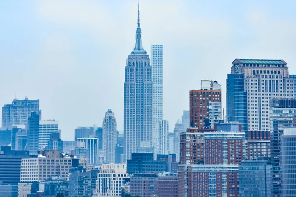 Городской пейзаж финансового района Манхэттена с острова Свободы, в туманный день . — стоковое фото