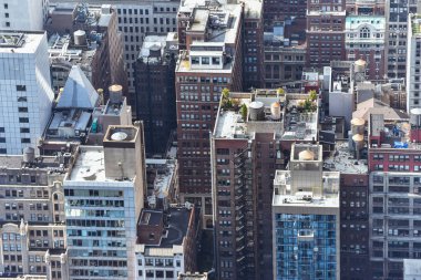 Güneşli bir günde New York 'taki kalabalık binaların havadan yakın görüntüsü. İnşaat konsepti, kalabalık şehirler ve kiralık daireler. Nyc, Usa