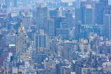 Binaların ve kirlilik nebulasının sıkıştırılmış görüntüsü. Kalabalık şehirler ve kirlilik kavramı. Nyc, Usa