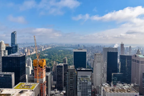 Вид с воздуха на Нью-Йорк с небоскребами, здания в строительстве и центральный парк на заднем плане. Солнечный день с облаками. Концепция путешествий и строительства. NYC, USA — стоковое фото