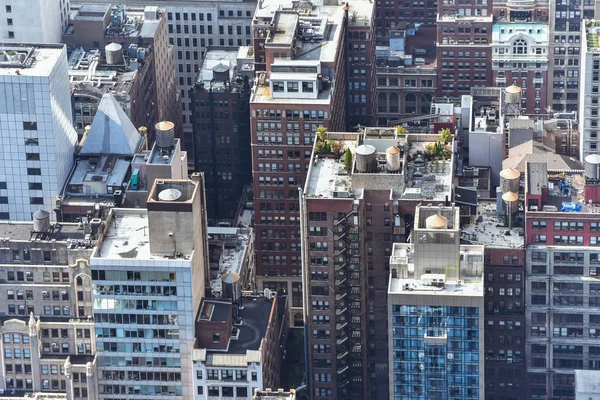 Vue aérienne rapprochée des bâtiments bondés de New York par une journée ensoleillée. Concept de construction, villes bondées et locations d'appartements. NYC, États-Unis — Photo