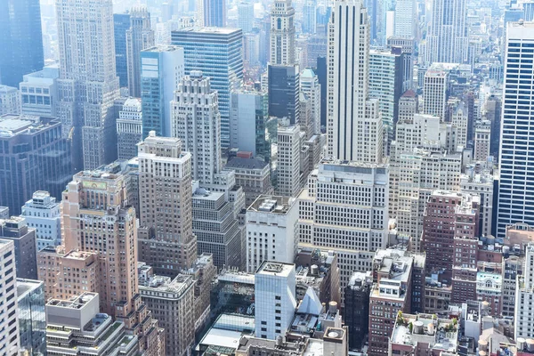Vista aérea de perto de edifícios lotados em Nova York em um dia ensolarado. Conceito de construção, cidades lotadas e aluguel de apartamentos. NYC, EUA — Fotografia de Stock