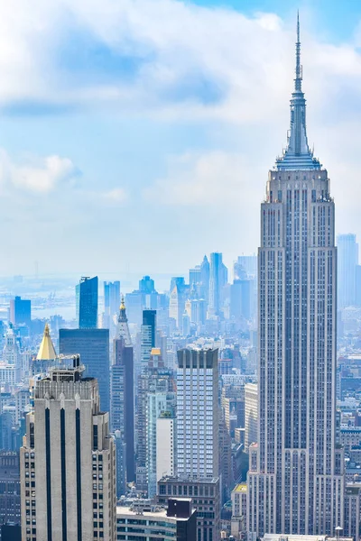 Vue aérienne emblématique de New York par une journée ensoleillée. Rayons de soleil entre les gratte-ciel, et fond nuageux. Concept de voyage. NYC, États-Unis — Photo