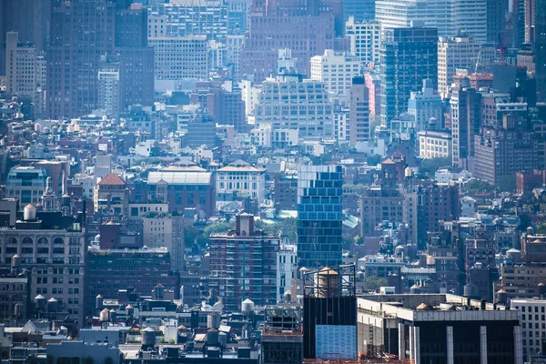Vista comprimida de edifícios e nebulosa da poluição. Conceito de cidades lotadas e poluição. NYC, EUA — Fotografia de Stock