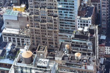 Güneşli bir günde New York 'taki kalabalık binaların havadan yakın görüntüsü. İnşaat konsepti, kalabalık şehirler ve kiralık daireler. Nyc, Usa