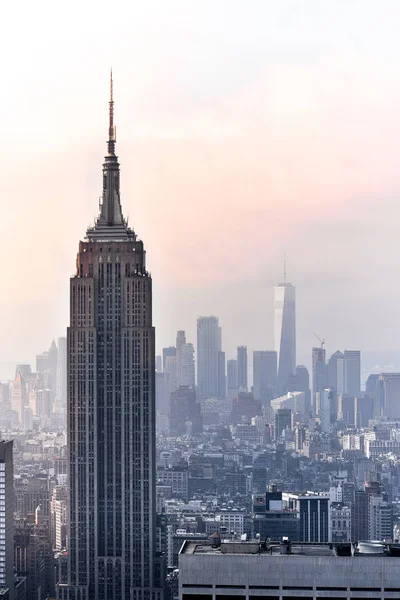 Vue aérienne emblématique de New York par une journée ensoleillée. Rayons de soleil entre les gratte-ciel, et fond nuageux. Concept de voyage. NYC, États-Unis — Photo