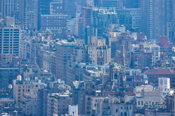Vue comprimée des bâtiments et nébuleuse de pollution. Concept de villes bondées et de pollution. NYC, États-Unis — Photo