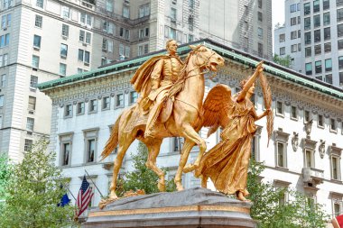 Grand Army Plaza General William Tecumseh Sherman Anıtı. Oteller, daireler ve ofislerle çevrili. New York 'ta. Birleşik Devletler.