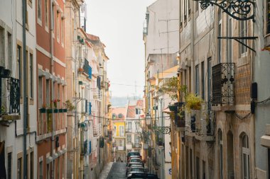 Chiado Mahallesi ve Alto Mahallesi 'nde renkli bir sokakta eski binaların balkonları. Lizbon, Portekiz. Avrupa