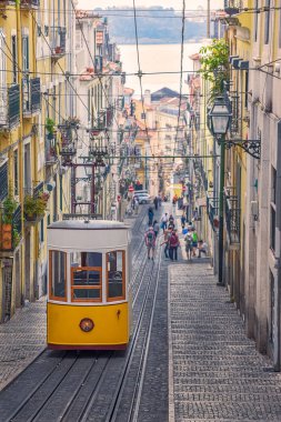 Bica Funicular (Elevador veya Ascensor da Bica), Chiado Bölgesi 'nde yer alan ünlü bir turistik merkezdir. Yazın güneşli bir gün. Seyahat ve taşıma konsepti. Lizbon, Portekiz. Avrupa