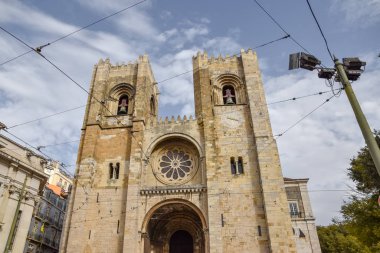 Lizbon Katedrali, Alfama 'nın turistik bölgesinde, güneşli bir yaz gününde. Popüler tramvayların kablolu mavi gökyüzü. Turizm ve seyahat konsepti. Lizbon, Portekiz. Avrupa