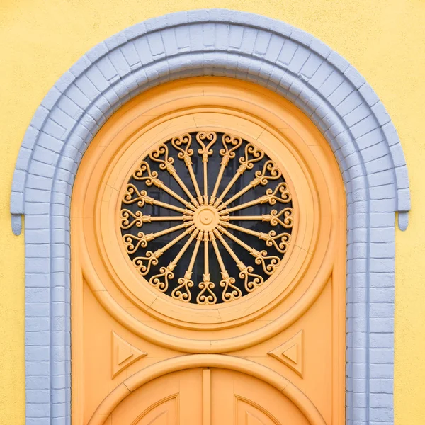 Porta amarela colorida do bairro de Alfama. Lisboa, Portugal. A Europa — Fotografia de Stock