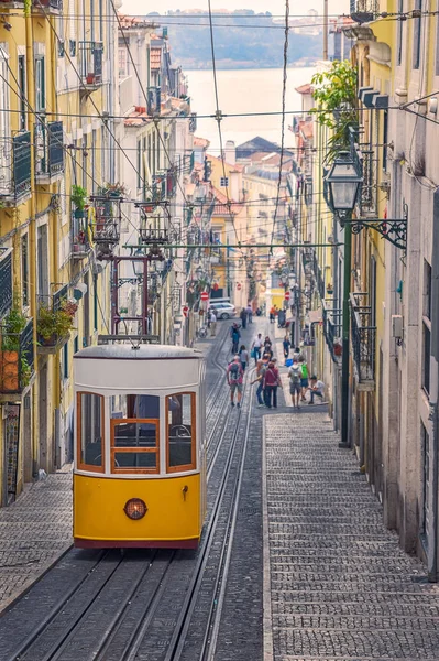 O Bica Funicular (Elevador ou Ascensor da Bica) é uma famosa atração turística no Chiado. Dia ensolarado no verão. Conceito de viagem e transporte. Lisboa, Portugal. A Europa — Fotografia de Stock