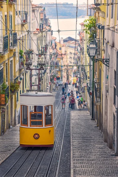 Bica Funicular (Elevador veya Ascensor da Bica), Chiado Bölgesi 'nde yer alan ünlü bir turistik merkezdir. Yazın güneşli bir gün. Seyahat ve taşıma konsepti. Lizbon, Portekiz. Avrupa