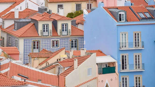 Colorful walls of the buildings of Lisbon, with orange roofs. Tourism and real estate concept. Lisbon, Portugal. Europe — Stock Photo, Image