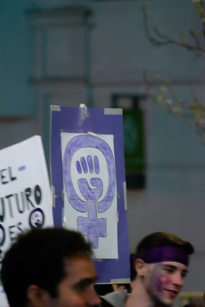 Мадрид, Іспанія - 8 березня 2019 Масивні феміністські протести на 8 м на користь прав жінок і рівності в суспільстві. Під час демонстрації в Мадриді (Іспанія) 8 березня можна було побачити плакати протесту., — стокове фото
