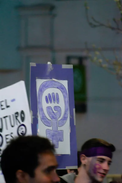 MADRID, ESPAÑA - 8 de marzo de 2019: Protesta feminista masiva en el 8M a favor de los derechos de la mujer y la igualdad en la sociedad. Carteles de protesta se pudieron ver durante la manifestación, en Madrid, España el 8 de marzo , —  Fotos de Stock