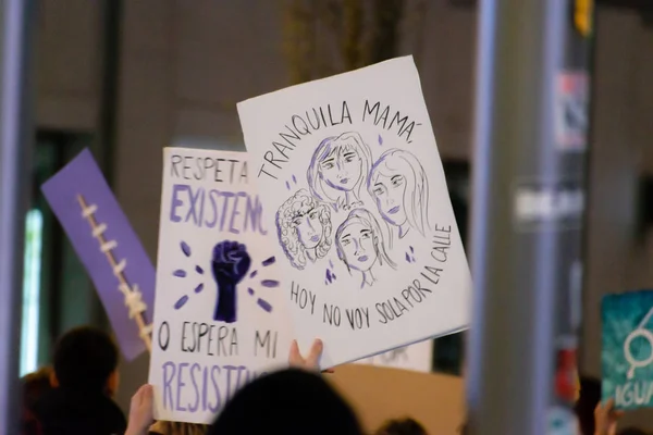 Madryt, Hiszpania - 8 marca 2019: Masywny feministyczny protest na 8m na rzecz praw kobiet i równości w społeczeństwie. Plakaty protestacyjne można było zobaczyć podczas demonstracji 8 marca w Madrycie w Hiszpanii., — Zdjęcie stockowe