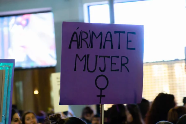 MADRID, ESPAGNE - 8 MARS 2019 : Manifestation féministe massive sur 8M en faveur des droits des femmes et de l'égalité dans la société. Des affiches de protestation ont pu être vues lors de la manifestation, à Madrid, Espagne, le 8 mars , — Photo