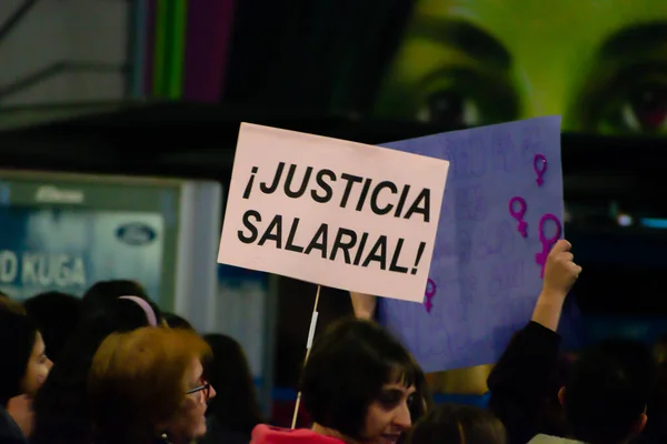 Madrid, Spanje - 8 maart 2019: Massaal feministisch protest op 8 miljoen voor vrouwenrechten en gelijkheid in de samenleving. Protestaffiches waren te zien tijdens de demonstratie, in Madrid, Spanje op 8 maart, — Stockfoto