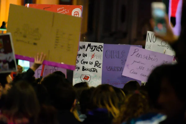 西班牙马德里- 2019年3月8日：大规模女权运动抗议800万人支持妇女权利和社会平等。 3月8日在西班牙马德里举行的示威游行期间，人们可以看到抗议海报, — 图库照片
