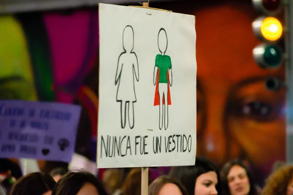 Мадрид, Іспанія - 8 березня 2019 Масивні феміністські протести на 8 м на користь прав жінок і рівності в суспільстві. Під час демонстрації в Мадриді (Іспанія) 8 березня можна було побачити плакати протесту., — стокове фото