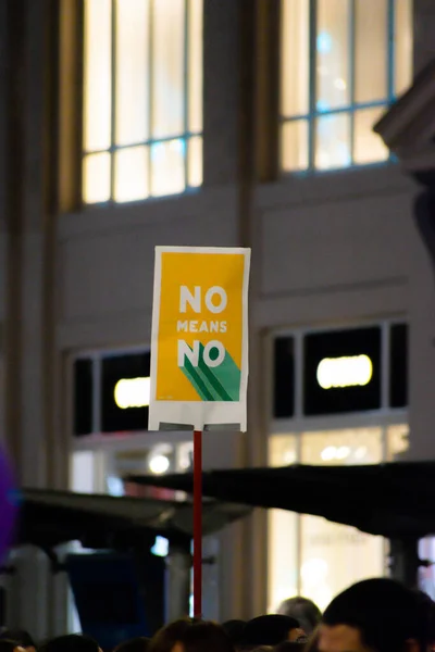 Madryt, Hiszpania - 8 marca 2019: Masywny feministyczny protest na 8m na rzecz praw kobiet i równości w społeczeństwie. Plakaty protestacyjne można było zobaczyć podczas demonstracji (No Means No), w Madrycie, Spa — Zdjęcie stockowe