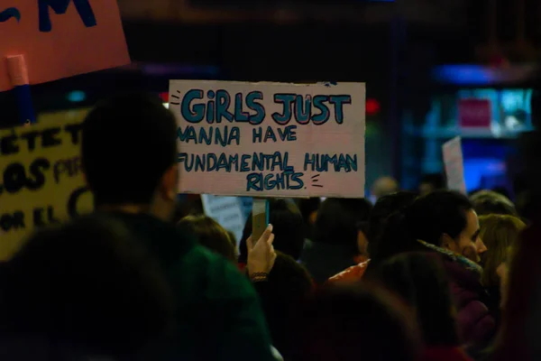 Μαδρίτη, Ισπανία - 8 Μαρτίου 2019: Μαζική φεμινιστική διαμαρτυρία στα 8 μέτρα υπέρ των δικαιωμάτων των γυναικών και της ισότητας στην κοινωνία. Κατά τη διάρκεια της διαδήλωσης, στη Μαδρίτη της Ισπανίας στις 8 Μαρτίου, είδαμε αφίσες διαμαρτυρίας., — Φωτογραφία Αρχείου