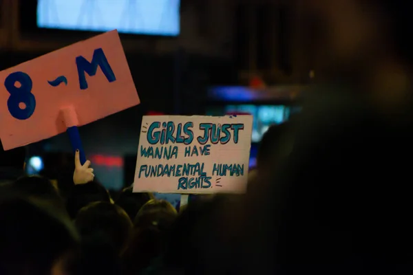 Madryt, Hiszpania - 8 marca 2019: Masywny feministyczny protest na 8m na rzecz praw kobiet i równości w społeczeństwie. Plakaty protestacyjne można było zobaczyć podczas demonstracji 8 marca w Madrycie w Hiszpanii., — Zdjęcie stockowe