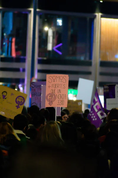 Madrid, Španělsko - 8. března 2019: Masivní feministický protest na 8m ve prospěch práv žen a rovnosti ve společnosti. Protestní plakáty si můžete prohlédnout během demonstrace v Madridu ve Španělsku 8. března, — Stock fotografie