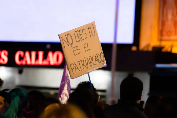 西班牙马德里- 2019年3月8日：大规模女权运动抗议800万人支持妇女权利和社会平等。 3月8日在西班牙马德里举行的示威游行期间，人们可以看到抗议海报, — 图库照片