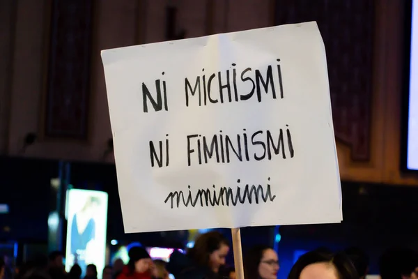 Madryt, Hiszpania - 8 marca 2019: Masywny feministyczny protest na 8m na rzecz praw kobiet i równości w społeczeństwie. Plakaty protestacyjne można było zobaczyć podczas demonstracji 8 marca w Madrycie w Hiszpanii., — Zdjęcie stockowe