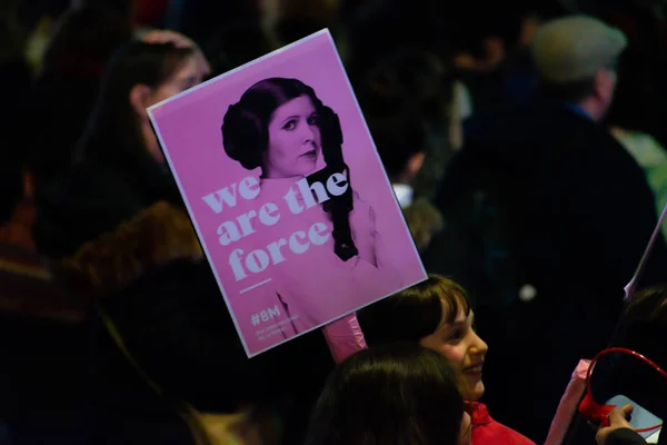 2019年3月8日:社会における女性の権利と平等を支持する8mの大規模なフェミニスト抗議運動。抗議ポスターは、 3月8日にスペインのマドリードでデモ中に見ることができました。, — ストック写真