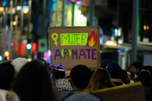 Madrid, Španělsko - 8. března 2019: Masivní feministický protest na 8m ve prospěch práv žen a rovnosti ve společnosti. Protestní plakáty si můžete prohlédnout během demonstrace v Madridu ve Španělsku 8. března, — Stock fotografie