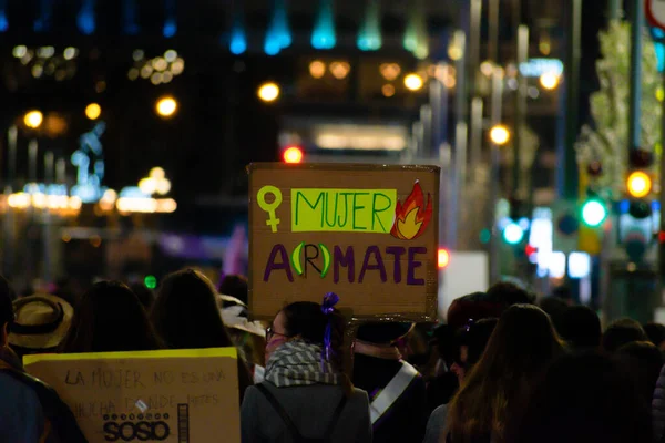 MADRID, ESPAGNE - 8 MARS 2019 : Manifestation féministe massive sur 8M en faveur des droits des femmes et de l'égalité dans la société. Des affiches de protestation ont pu être vues lors de la manifestation, à Madrid, Espagne, le 8 mars , — Photo