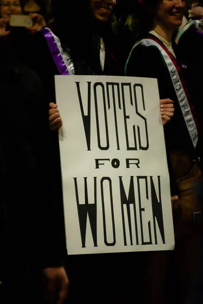 Madrid, Španělsko - 8. března 2019: Masivní feministický protest na 8m ve prospěch práv žen a rovnosti ve společnosti. Protestní plakáty si můžete prohlédnout během demonstrace v Madridu ve Španělsku 8. března, — Stock fotografie