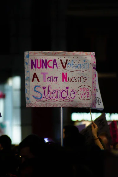 Madrid, Španělsko - 8. března 2019: Masivní feministický protest na 8m ve prospěch práv žen a rovnosti ve společnosti. Protestní plakáty si můžete prohlédnout během demonstrace v Madridu ve Španělsku 8. března, — Stock fotografie