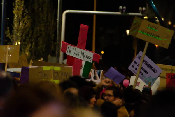 Madrid, Spanyolország - 2019. március 8.: Masszív feminista tiltakozás 8 méteren a nők jogaiért és a társadalmi egyenlőségért. A tüntetés plakátjai láthatók voltak március 8-án Madridban, Spanyolországban, — Stock Fotó