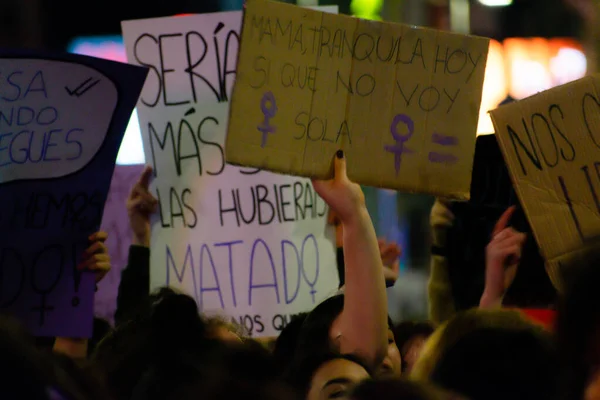 Madrid, Spanien - 8 mars 2019: Massiv feministisk protest på 8m till förmån för kvinnors rättigheter och jämställdhet i samhället. Protestaffischer kunde ses under demonstrationen i Madrid, Spanien den 8 mars, — Stockfoto