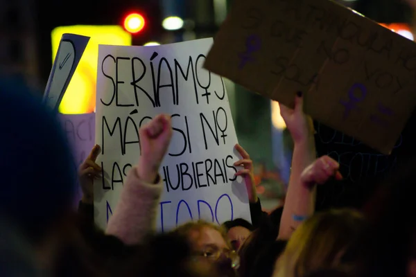 Madryt, Hiszpania - 8 marca 2019: Masywny feministyczny protest na 8m na rzecz praw kobiet i równości w społeczeństwie. Plakaty protestacyjne można było zobaczyć podczas demonstracji 8 marca w Madrycie w Hiszpanii., — Zdjęcie stockowe