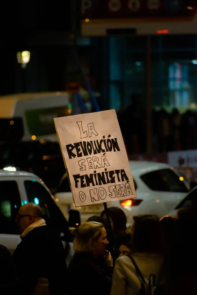 Madrid, Španělsko - 8. března 2019: Masivní feministický protest na 8m ve prospěch práv žen a rovnosti ve společnosti. Protestní plakáty si můžete prohlédnout během demonstrace v Madridu ve Španělsku 8. března, — Stock fotografie