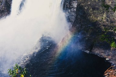 Montmorency Şelaleleri, Quebec, Kanada. Yukarıdan bak. Doğa gökkuşağı konsepti