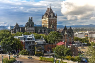 Quebec şehri bulutlu ve güneşli bir günde, arka planda gökkuşağı var. Seyahat ve şehir kavramı. Kanada.