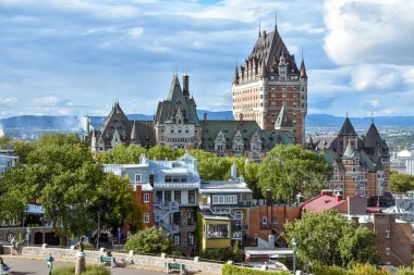 Quebec şehri bulutlu ve güneşli bir günde, arka planda gökkuşağı var. Seyahat ve şehir kavramı. Kanada.