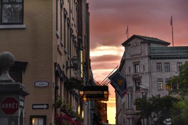 Günbatımının ışığında Quebec 'te binalar ve oteller. Kanada.