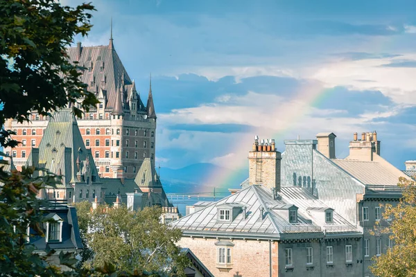 Budovy z Quebecu v Kanadě, s pozadím modré oblohy a duhy. Pojetí cestovního ruchu a nemovitostí. — Stock fotografie