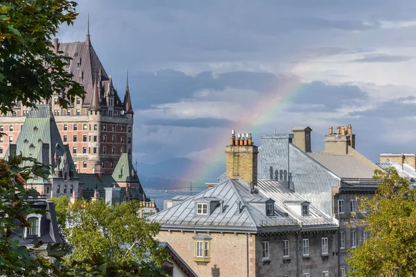 Budovy z Quebecu v Kanadě, s pozadím modré oblohy a duhy. Pojetí cestovního ruchu a nemovitostí. — Stock fotografie