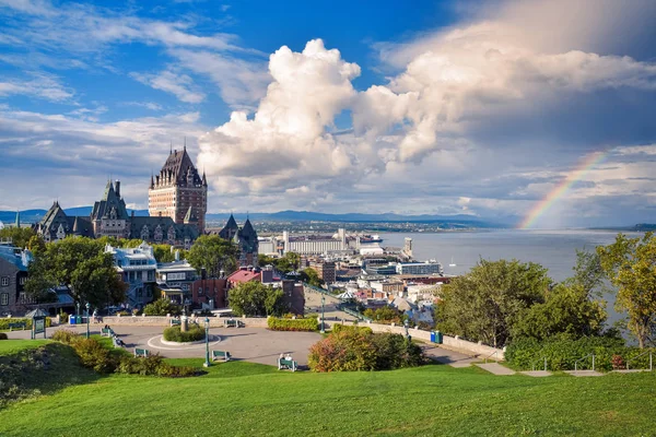 Quebec ve St. Lawrence Nehri şehir manzarası, bulutlu güneşli bir günde, arka planda gökkuşağı. Seyahat kavramı. Kanada