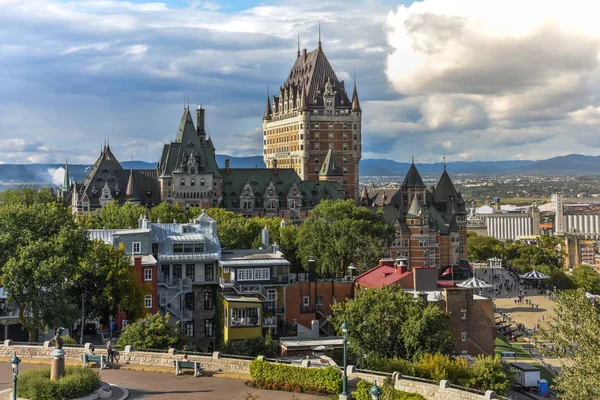 Město Quebec za oblačného slunečného dne, s duhou v pozadí. Koncept cestování a města. Kanada. — Stock fotografie